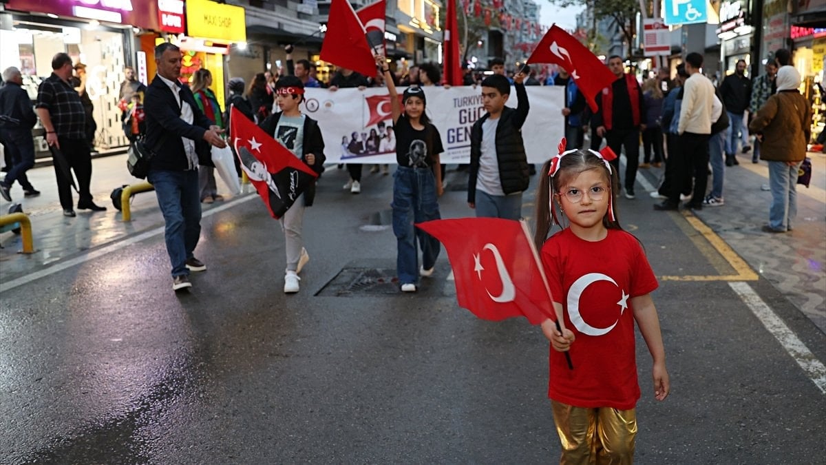 Yurtta 19 Mayıs etkinlikleri kapsamında fener alayı düzenlendi