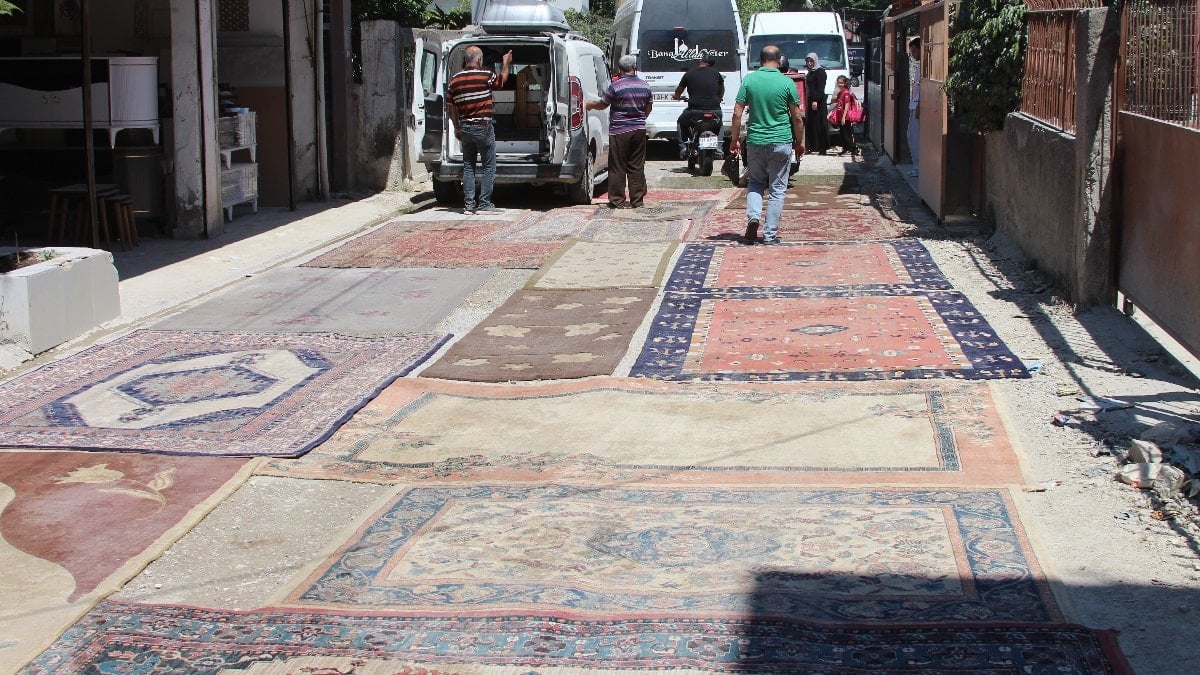 Adana’da asfaltlanmayan yolun tozundan rahatsız olan mahalleli halı serdi