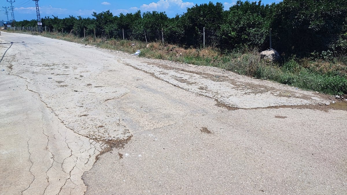 Adana’da vatandaşlar belediyeden umudu kesti: Para verip beton döktüler