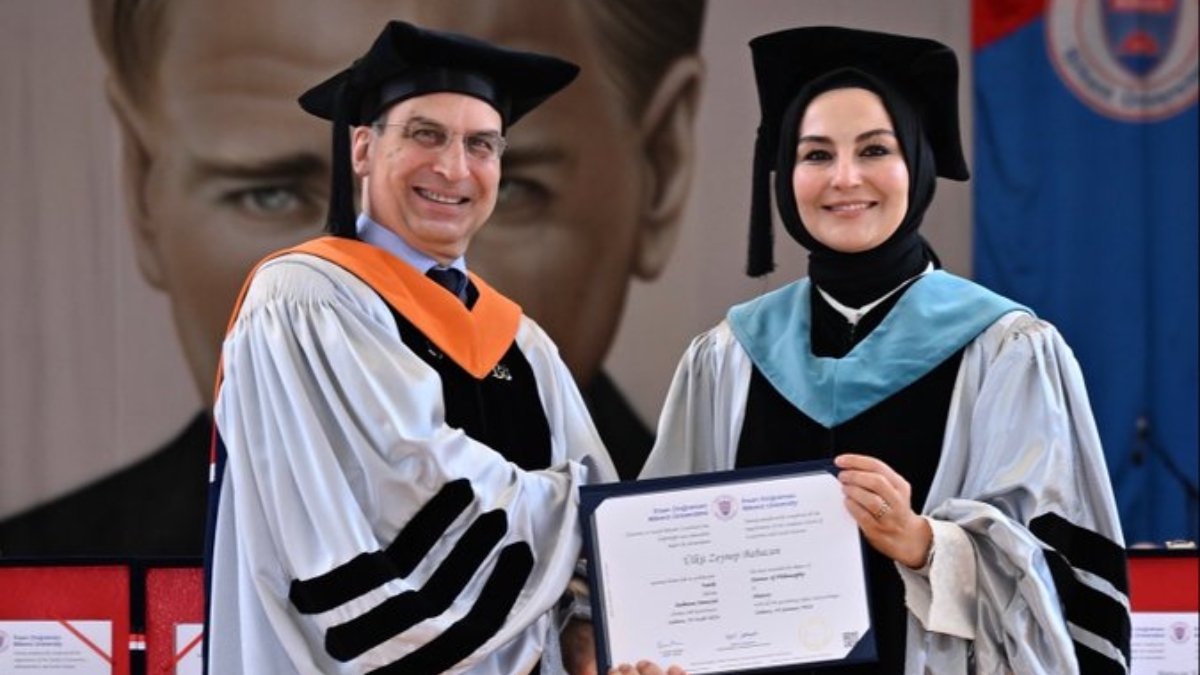 Ali Babacan’ın eşi Zeynep Babacan diplomasını aldı