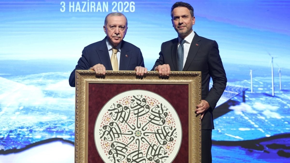 Alparslan Bayraktar, Cumhurbaşkanı Erdoğan’a ‘Ya Vedud’ tablosunu sundu