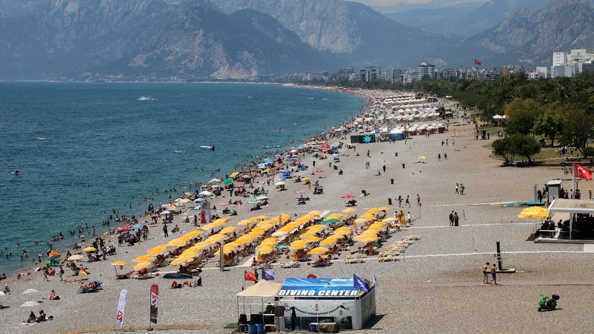Antalya’da sıcak hava bunalttı, sahiller doldu taştı