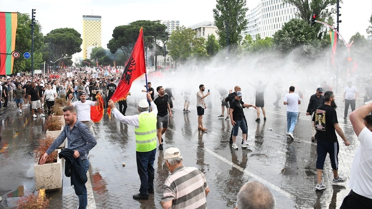 Arnavutluk’ta turizm projesini protesto edenlere tazyikli suyla müdahale edildi