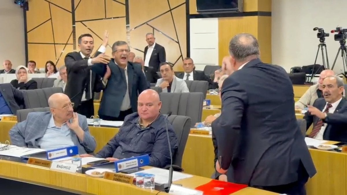 Burcu Köksal’ın AK Parti’ye geçişi sonrası Afyonkarahisar Belediye Meclisi’nde ilk toplantı olaylı geçti
