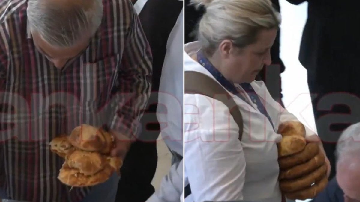 CHP Genel Merkezi’nde simit ve poğaça için birbirleriyle yarıştılar