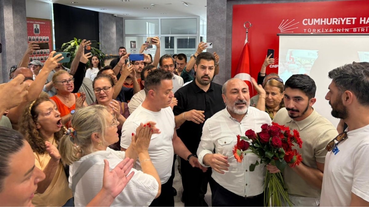 CHP İzmir İl Başkanlığı’nda ‘karanfil’ arbedesi