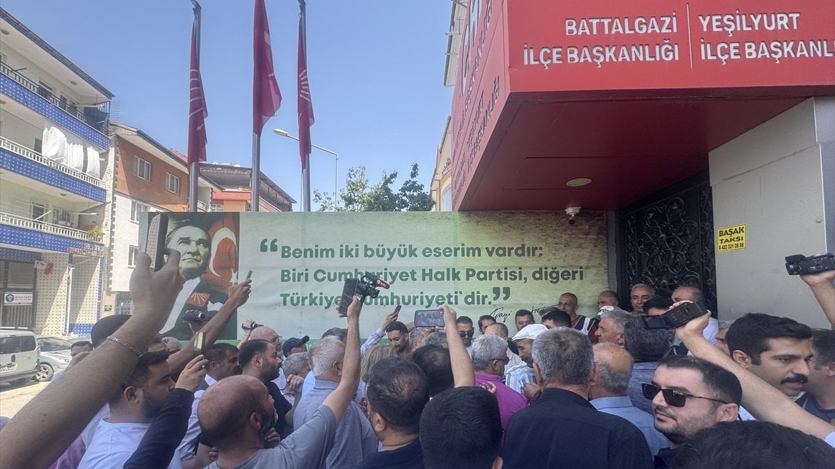 CHP Malatya İl Başkanlığı binasında ‘Kılıçdaroğlu hain’ afişi