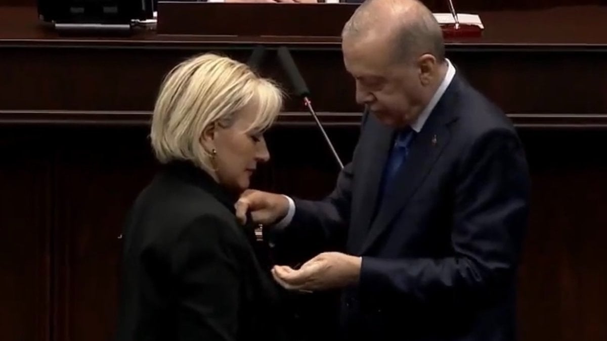 CHP’den istifa eden Nimet Özdemir AK Parti’ye katıldı: Cumhurbaşkanı Erdoğan, rozetini taktı