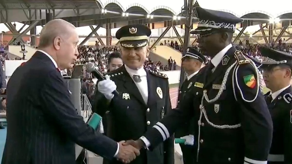 Cumhurbaşkanı Erdoğan ile Kongolu Polis Akademisi Mezunu’nun gülümseten diyaloğu
