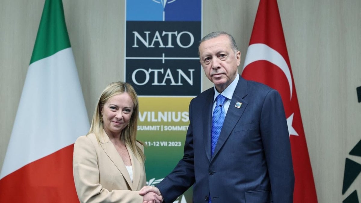 Cumhurbaşkanı Erdoğan’a ‘Meloni’nin sigarayı bırakması’ soruldu