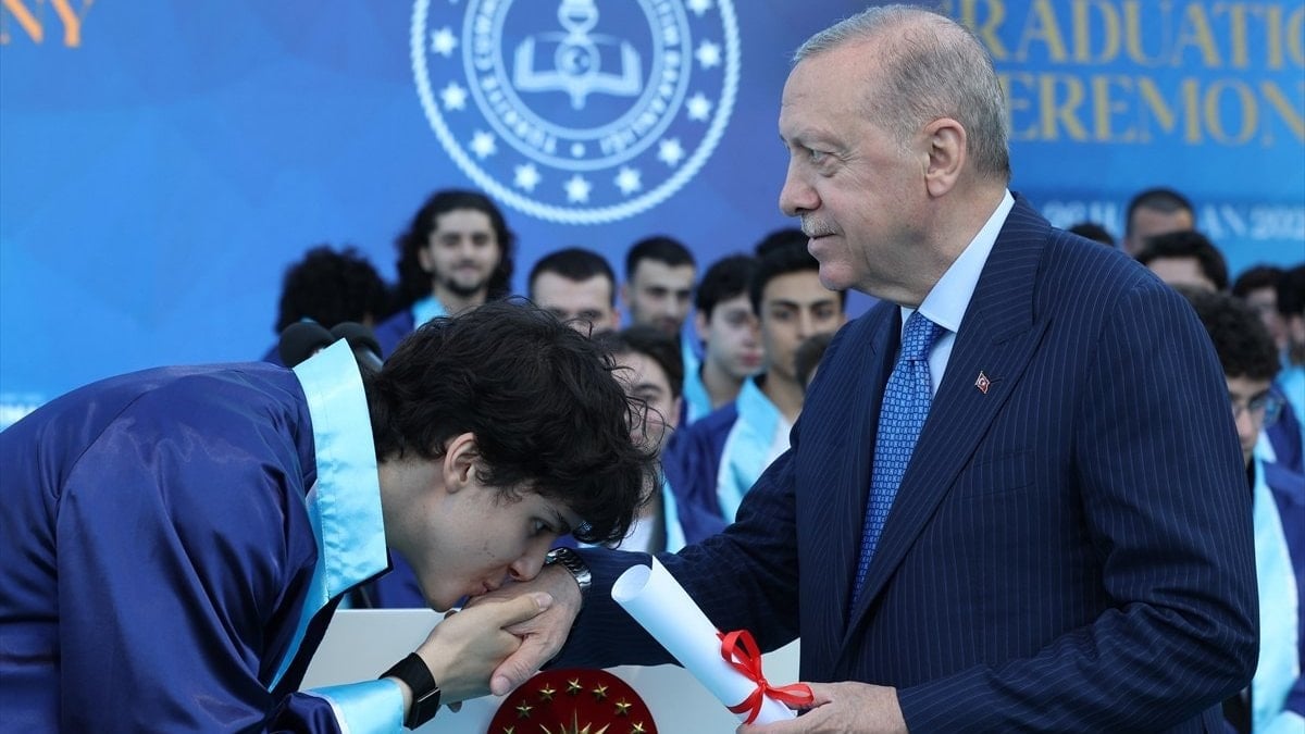 Cumhurbaşkanı Erdoğan’ın torunu Ömer Tayyip Erdoğan mezun oldu: Diplomayı Cumhurbaşkanı verdi
