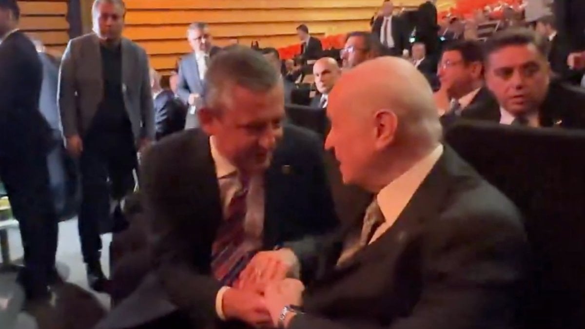 Devlet Bahçeli ve Özgür Özel, Koç Holding’in töreninde sohbet etti