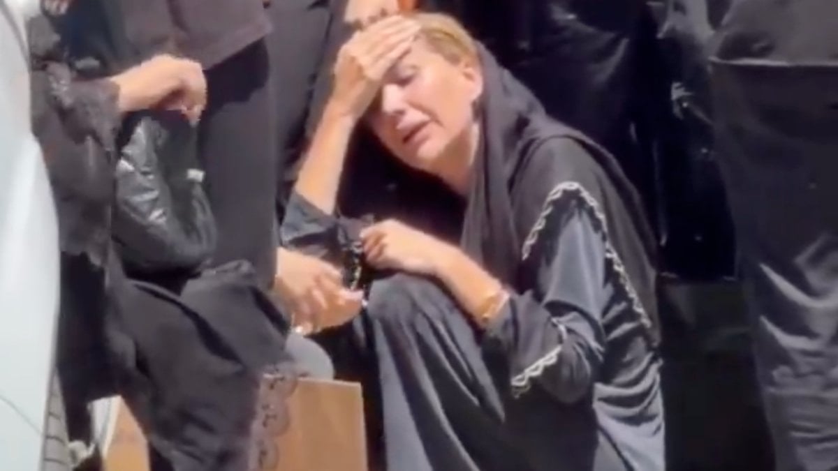 Dilan Polat, korumasının cenaze töreninde gözyaşlarına boğuldu: Ayakta duramadı
