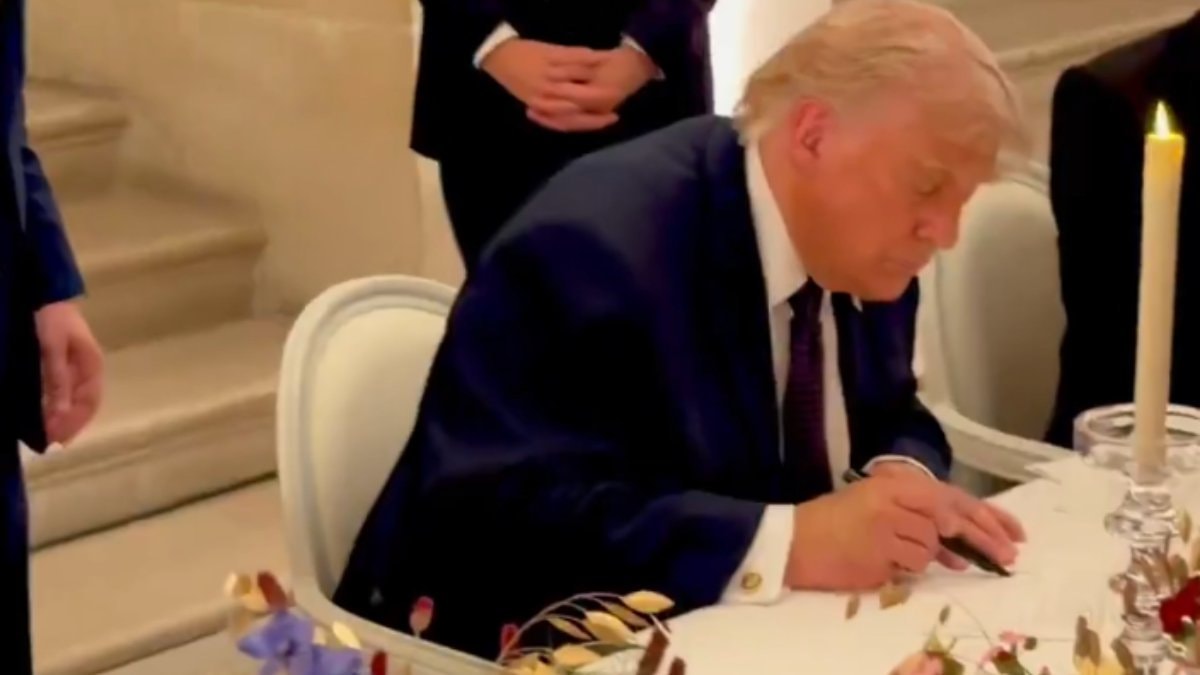 Donald Trump ve Mesud Pezeşkiyan’ın anlaşmayı imzaladığı anlar