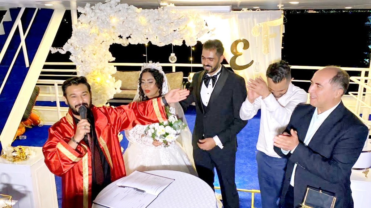 Düğünlerin yeni trendi ‘tiyatral nikah memuru’: Fiyatlar cep yakıyor