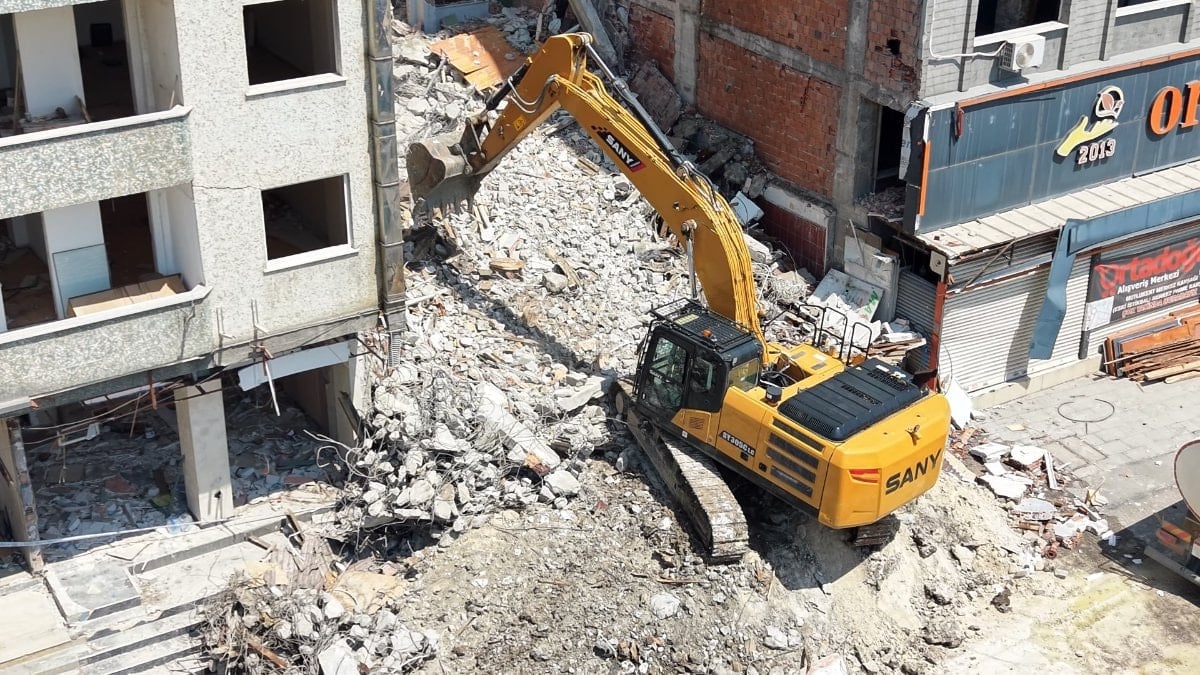 Gebze’de çöken binanın etrafındaki riskli yapıların yıkımına başlandı