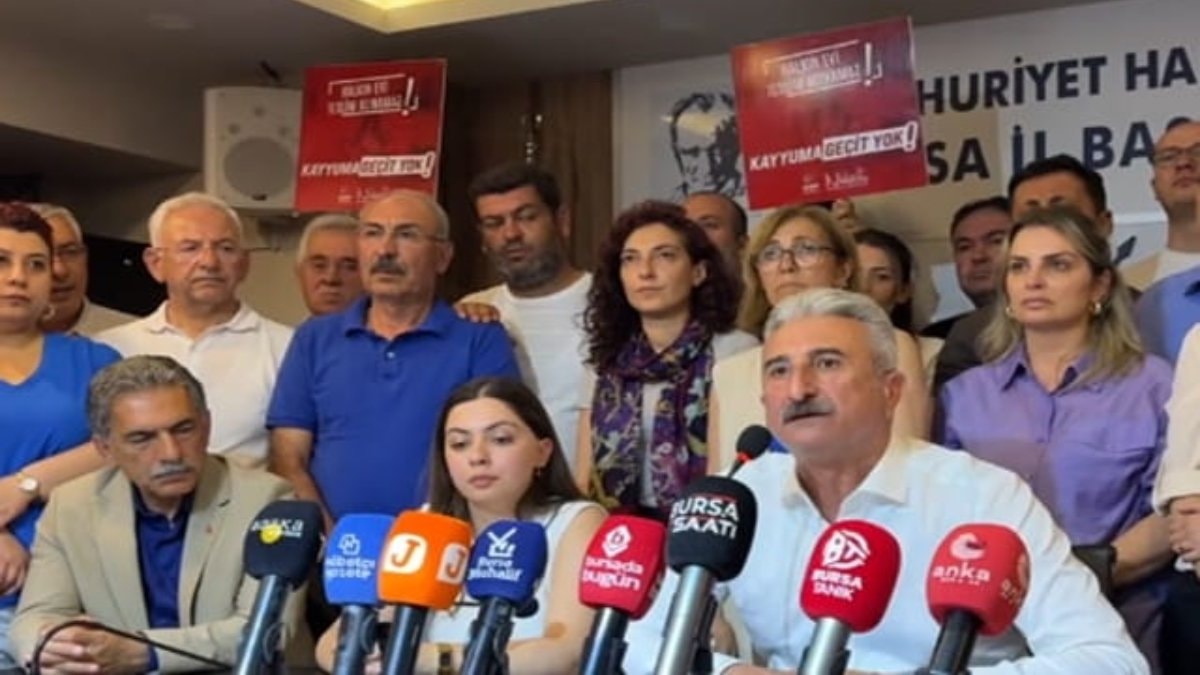 Görevden alınan CHP Bursa İl Başkanı, tebliğ kağıdını yırttı