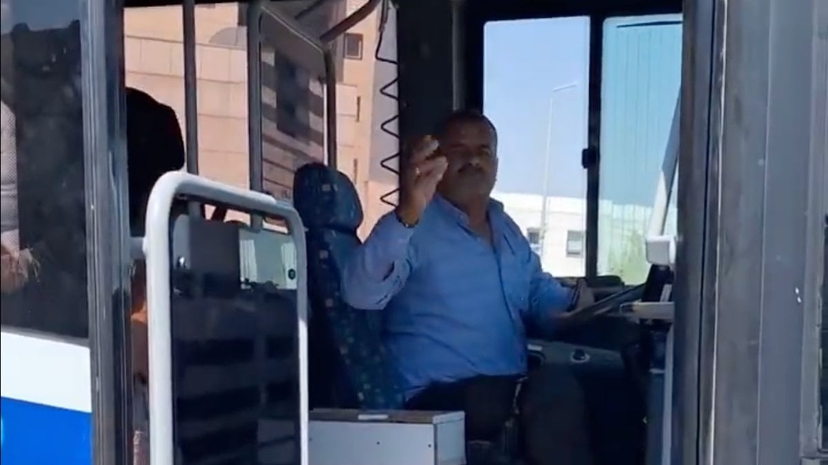 Hatay’da otobüs şoförü engelli rampasını açmasını isteyen engelli vatandaşa ‘hizmetçin miyim’ dedi