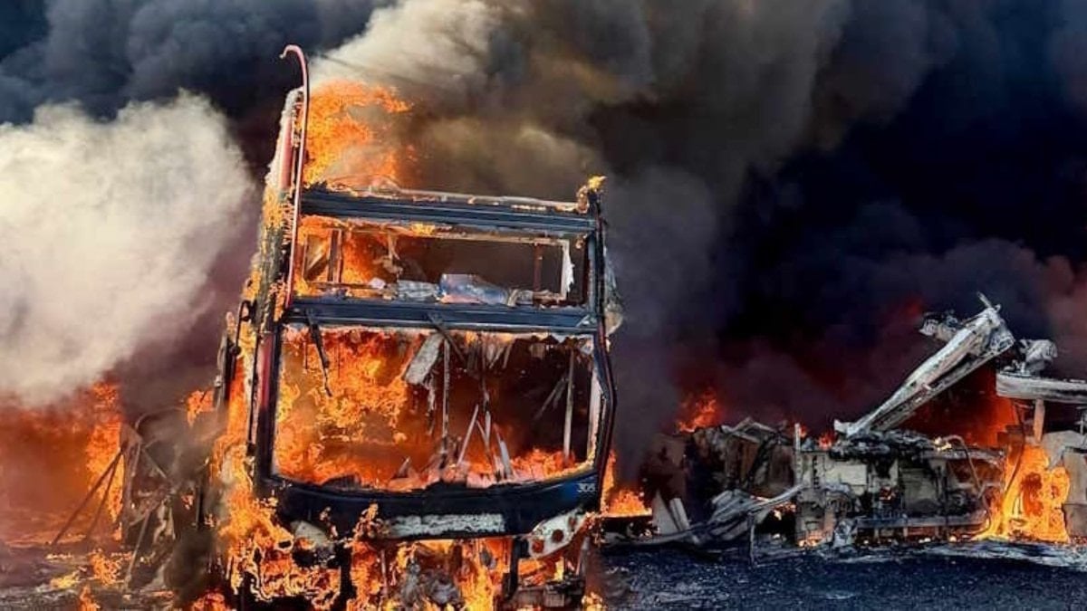 İngiltere’de onlarca çift katlı otobüs kundaklandı