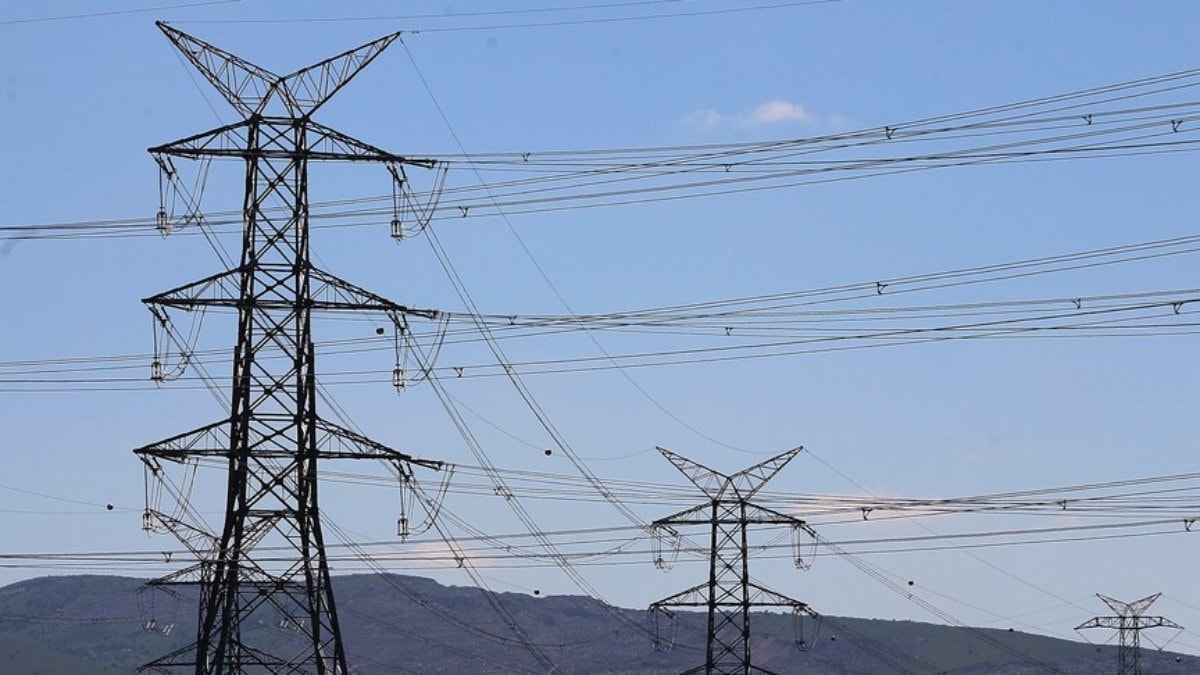 İran tasarruf kararına uymayan 30 kamu idaresinin elektriğini kesti