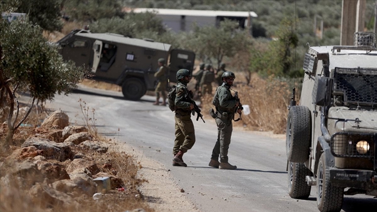 İsrail askerleri, Batı Şeria’da bir Filistinli genci arabayla çarparak yaraladı