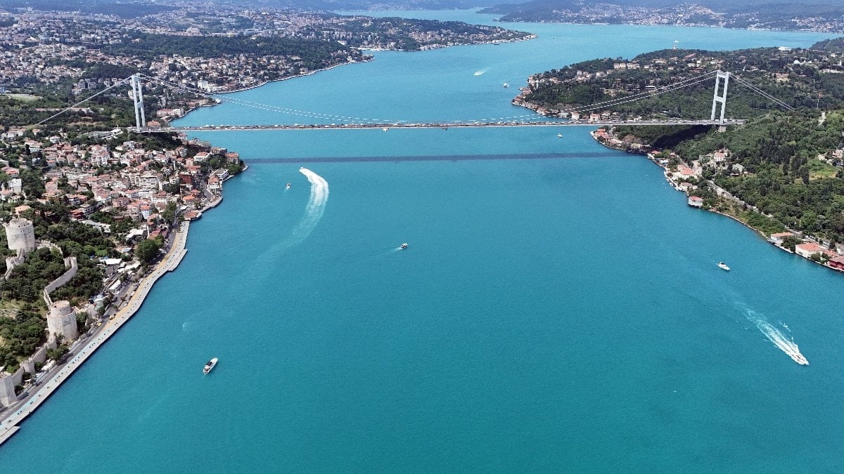 İstanbul Boğazı’nın turkuaz görünümü tabloya dönüştü