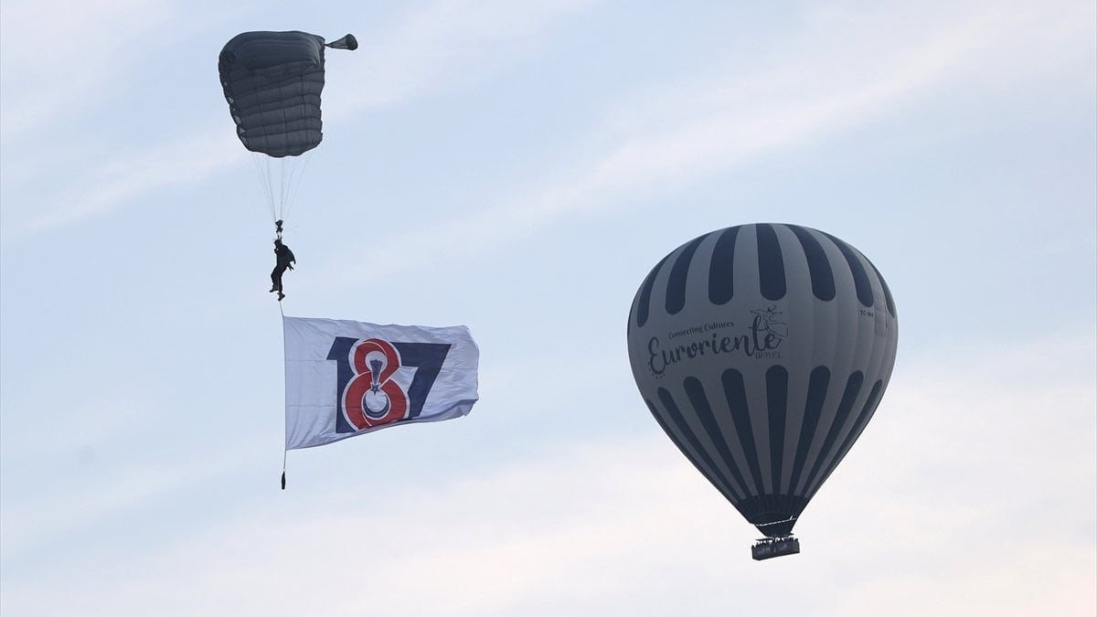 Kapadokya semalarında nefes kesen gösteri: JÖAK timi sıcak hava balonundan atladı