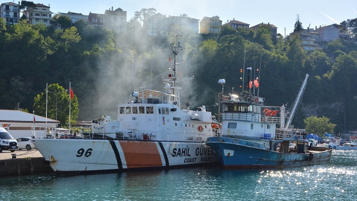 Karadeniz’de saldırıya uğrayan Türk balıkçıları kurtaran tekne İnebolu’ya getirildi