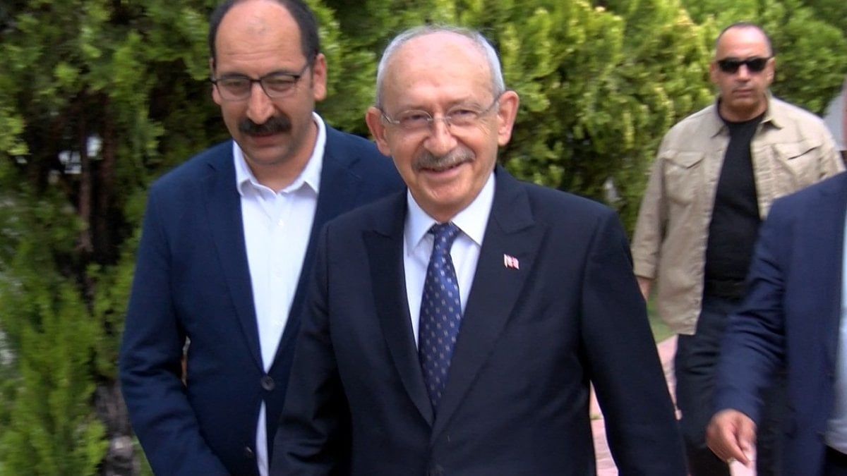 Kemal Kılıçdaroğlu, CHP’nin grup toplantısında konuşmaya hazırlanıyor