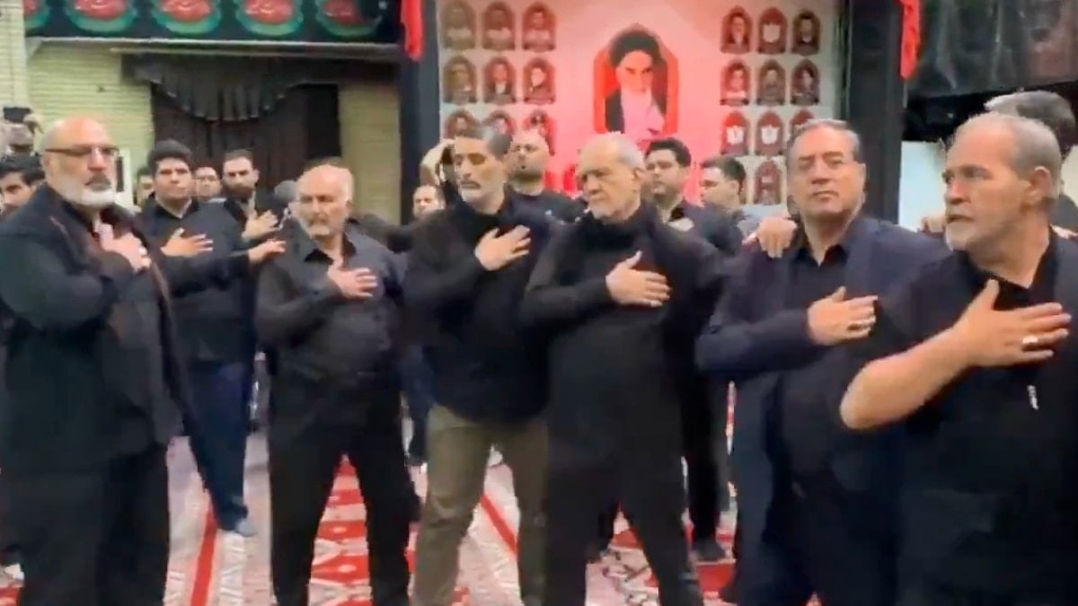 Mesud Pezeşkiyan, Urmiye’de Aşura yas törenine katıldı: Türkçe ağıt çalındı