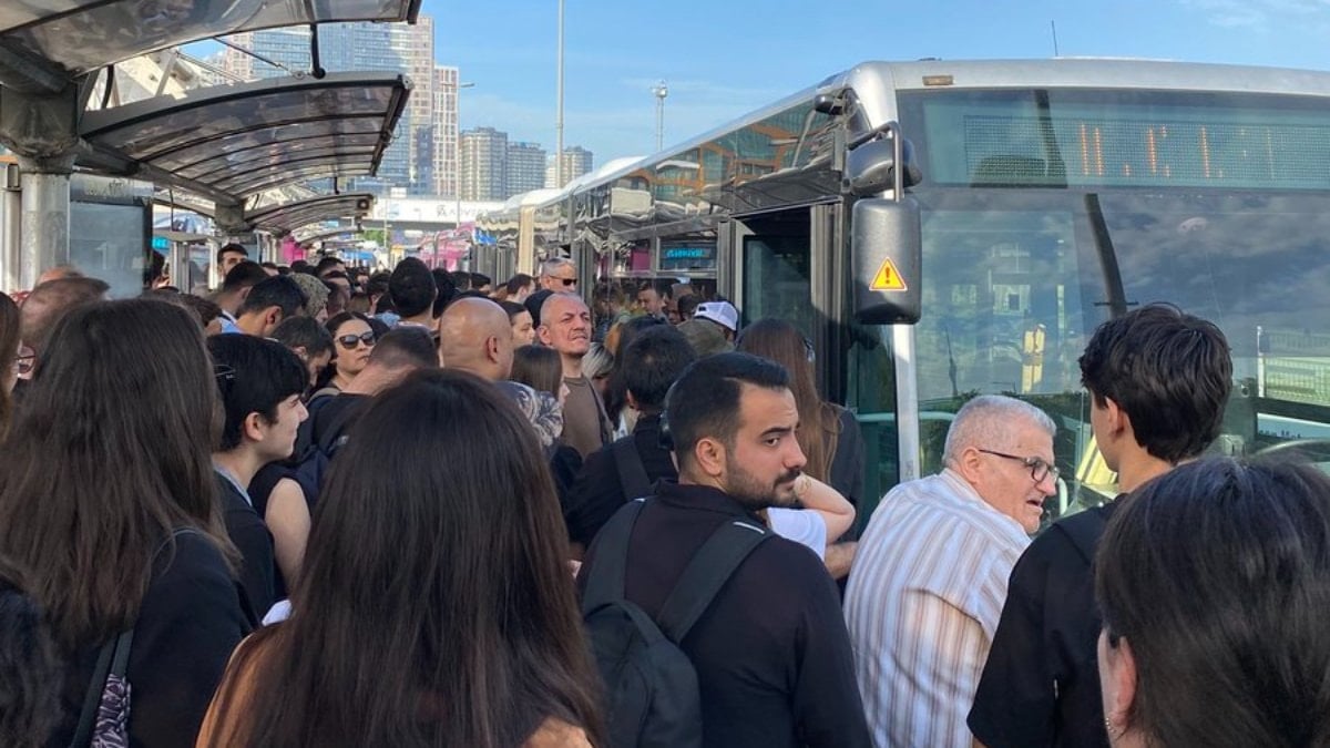 Metrobüs arızası vatandaşları isyan ettirdi