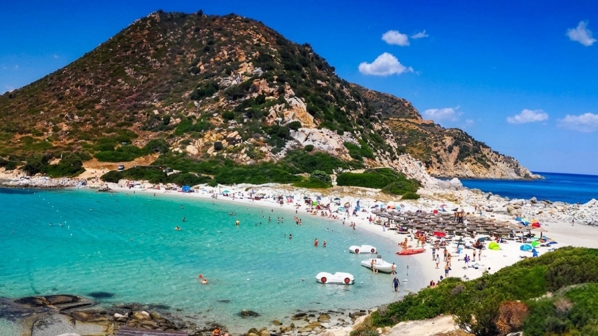 Popüler tatil cennetinde plaj keyfine “yaş” sınırı: Şemsiye yasaklandı