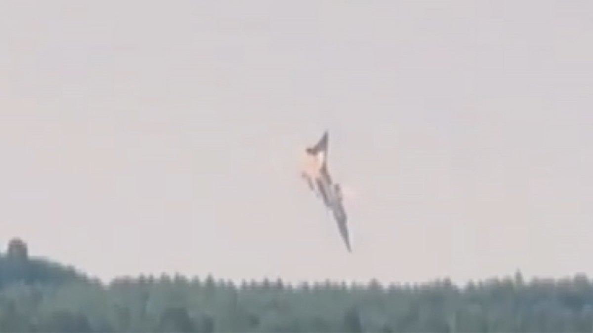 Rusya’da eğitim uçuşu yapan stratejik bombardıman uçağı düştü