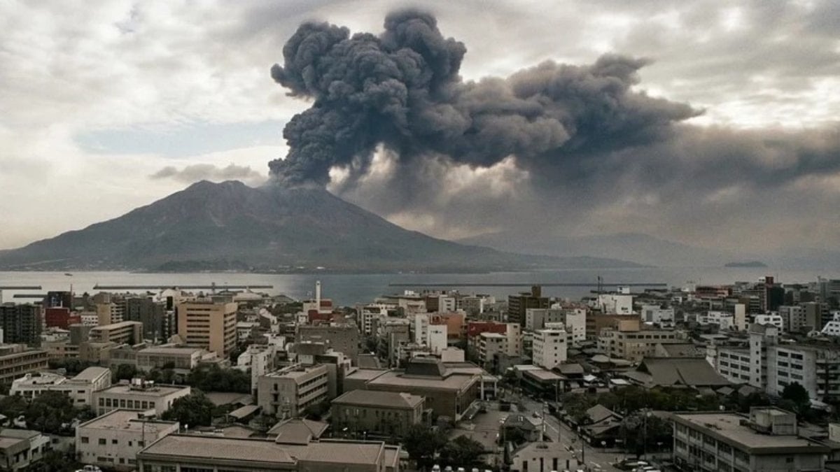 Sakurajima Yanardağı’nda patlama: Kül bulutu Kagoshima kentini kapladı