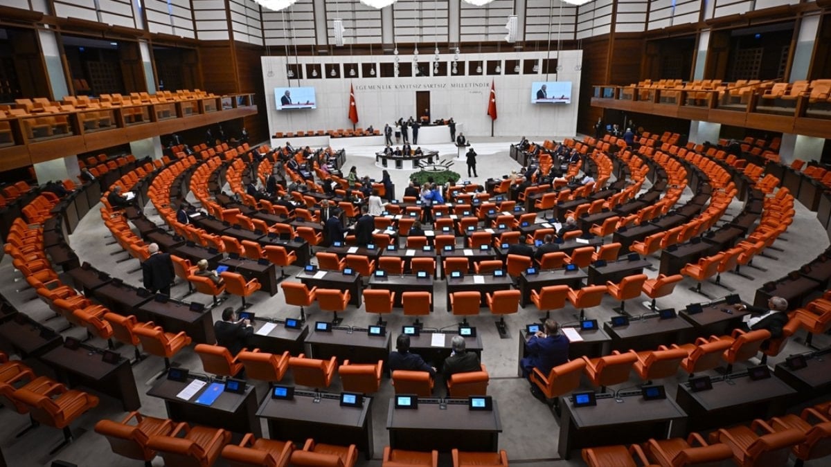 TBMM’de CHP’li vekillerden mutlak butlan protestosu