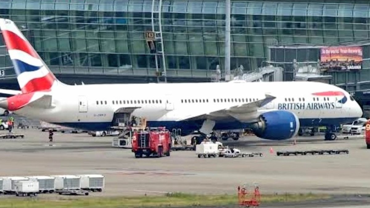 Tokyo Haneda Havalimanı’nda panik: Akıllı telefon uçakta alev aldı