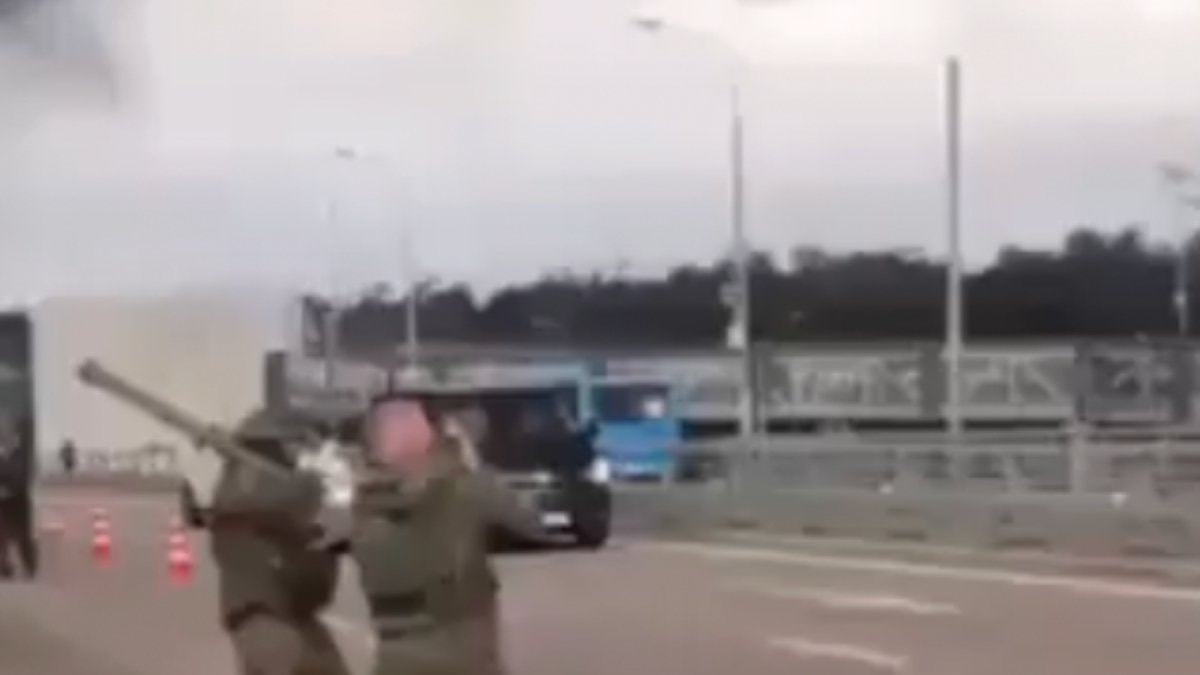 Ukrayna İHA’larını düşürmeye çalışan Rus askerleri: Vur gardaşım vur
