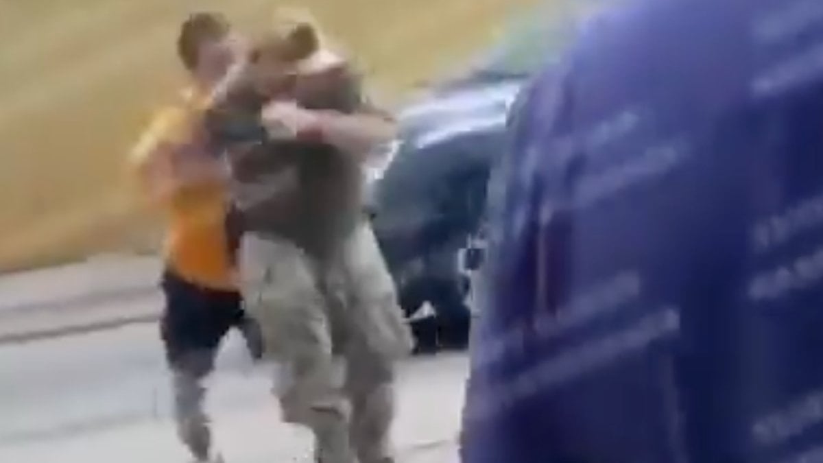 Ukrayna’da bir genç babasını cepheye götürmek isteyen askerleri dövdü