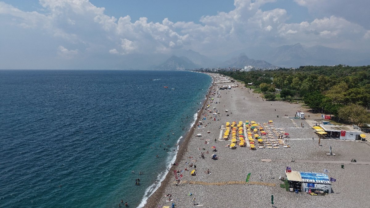Antalya’da havaların serinlemesi tatilcilere engel olmadı: Konyaaltı dolup taştı