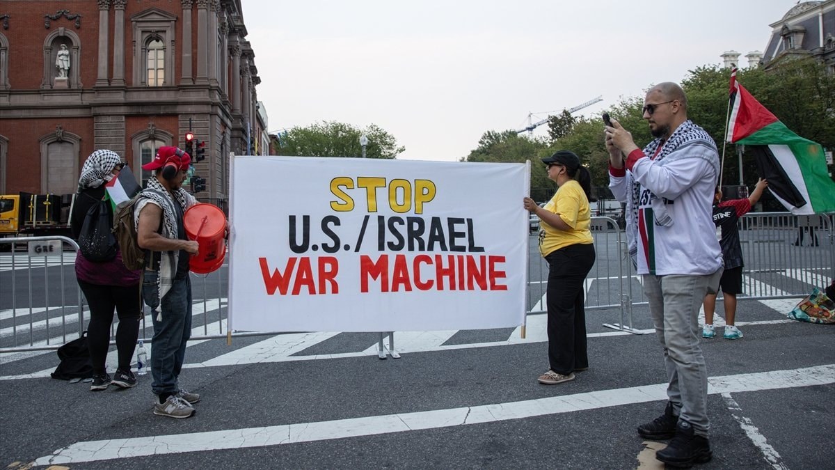 Beyaz Saray’ın önünde Netanyahu protestosu: Kefiyeli aktivistler Filistin bayrakları açtı