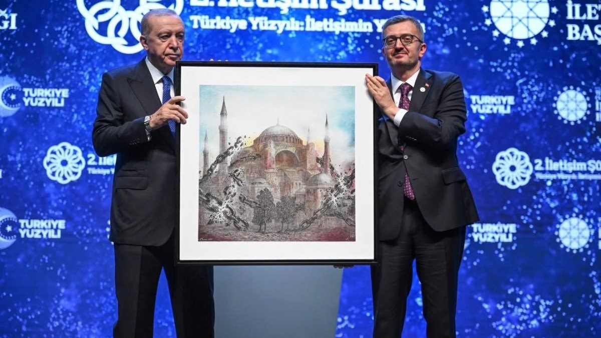 Burhanettin Duran’dan Cumhurbaşkanı Erdoğan’a anlamlı Ayasofya hediyesi