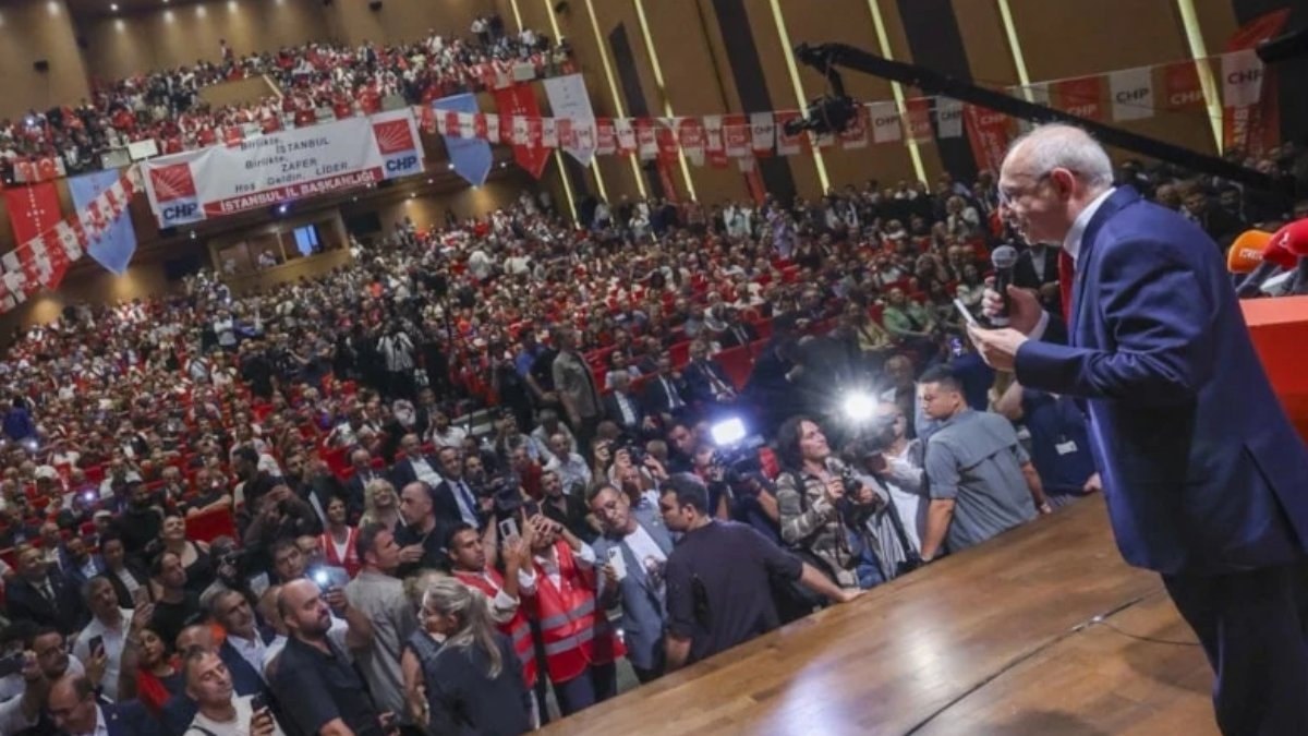 CHP’nin rozet törenine ‘figüran taşındı’ iddiası: Soruşturma başlatıldı