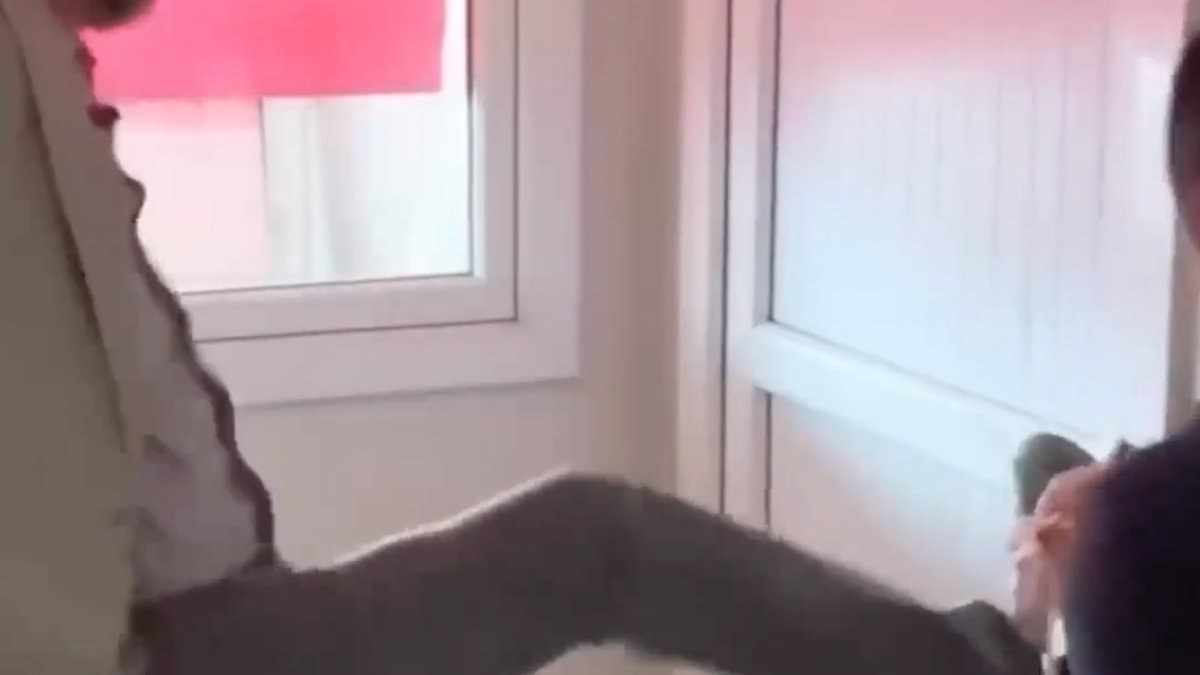 CHP’nin yeni Düzce İl Başkanı, parti binasına girmek için kapıyı kırmak zorunda kaldı