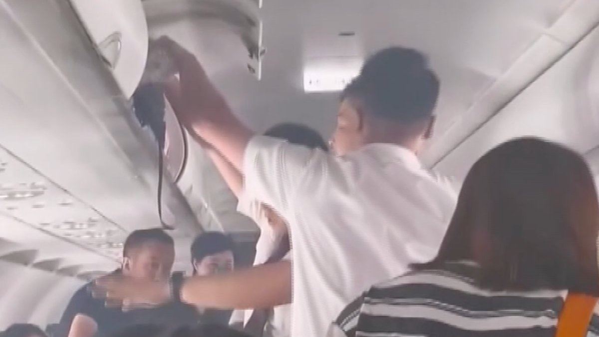Çin’de yolcu uçağında panik anları: Taşınabilir batarya alev aldı