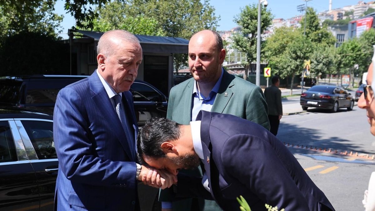 Cumhurbaşkanı Erdoğan, AK Parti İstanbul İl Başkanlığı’nı ziyaret etti