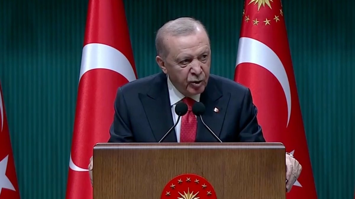 Cumhurbaşkanı Erdoğan, kabine toplantısının ardından açıklamalarda bulunuyor
