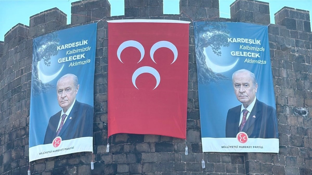 Diyarbakır surlarına Devlet Bahçeli posteri asıldı