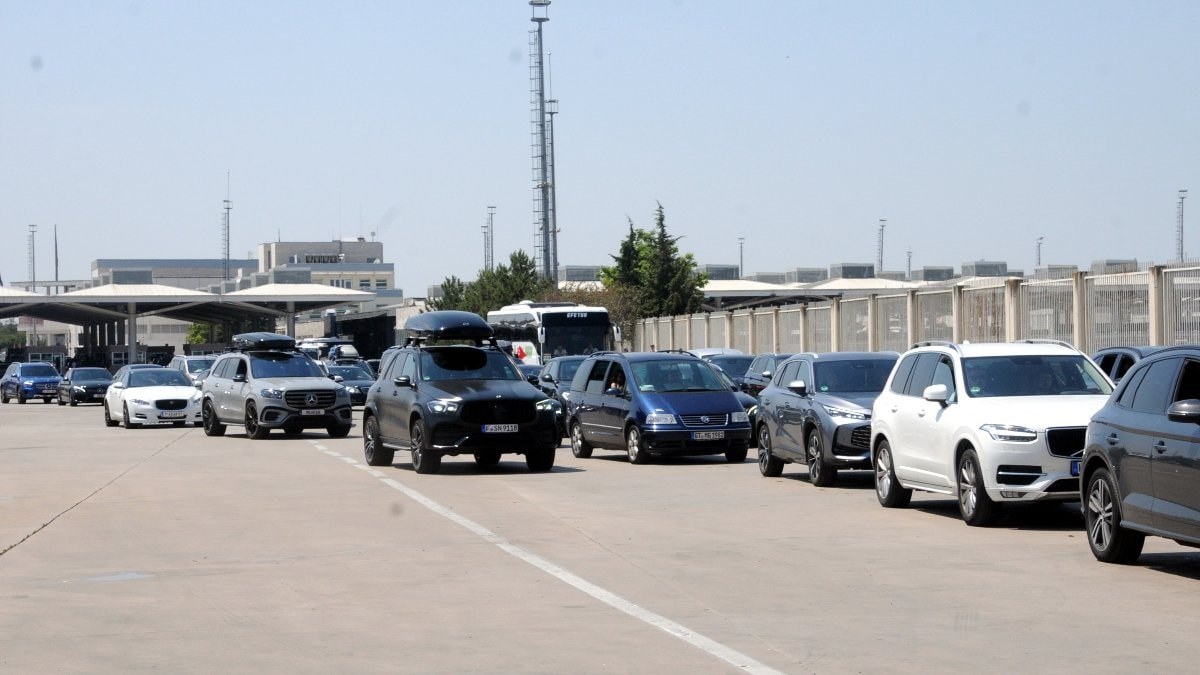 Edirne’deki sınır kapılarında gurbetçi yoğunluğu