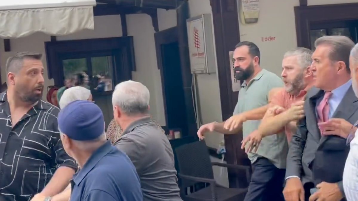 Hacı Bayram Veli Camii çıkışında arbede: Mustafa Sarıgül vatandaşa tekme attı