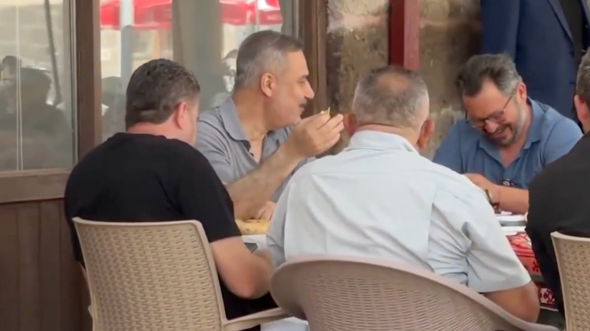 Hakan Fidan, Aksaray’da vatandaşlarla kahvehanede buluştu